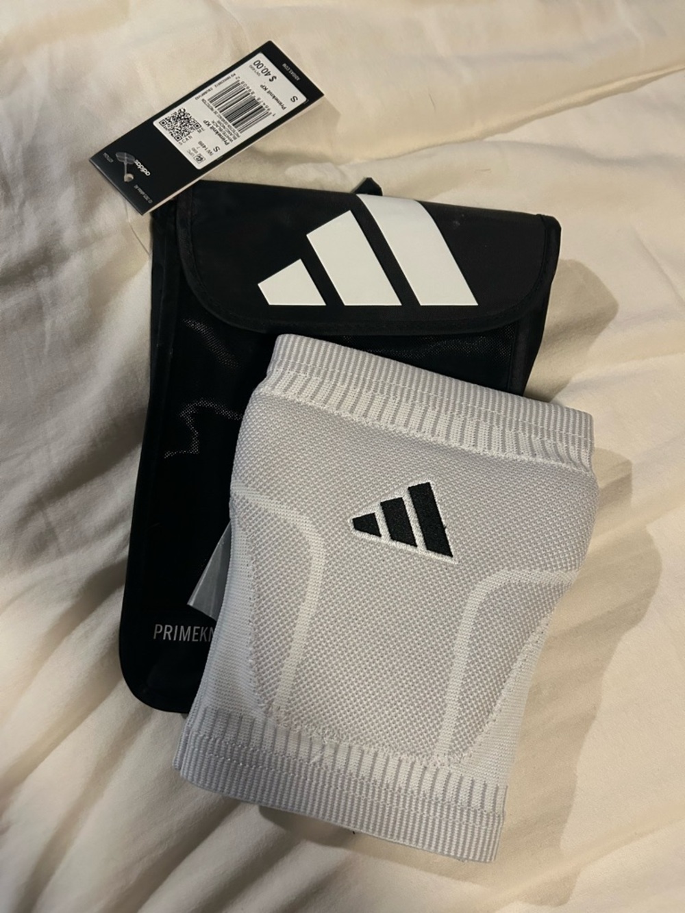 Adidas volleyball kneepads in knit bag.
Brand new